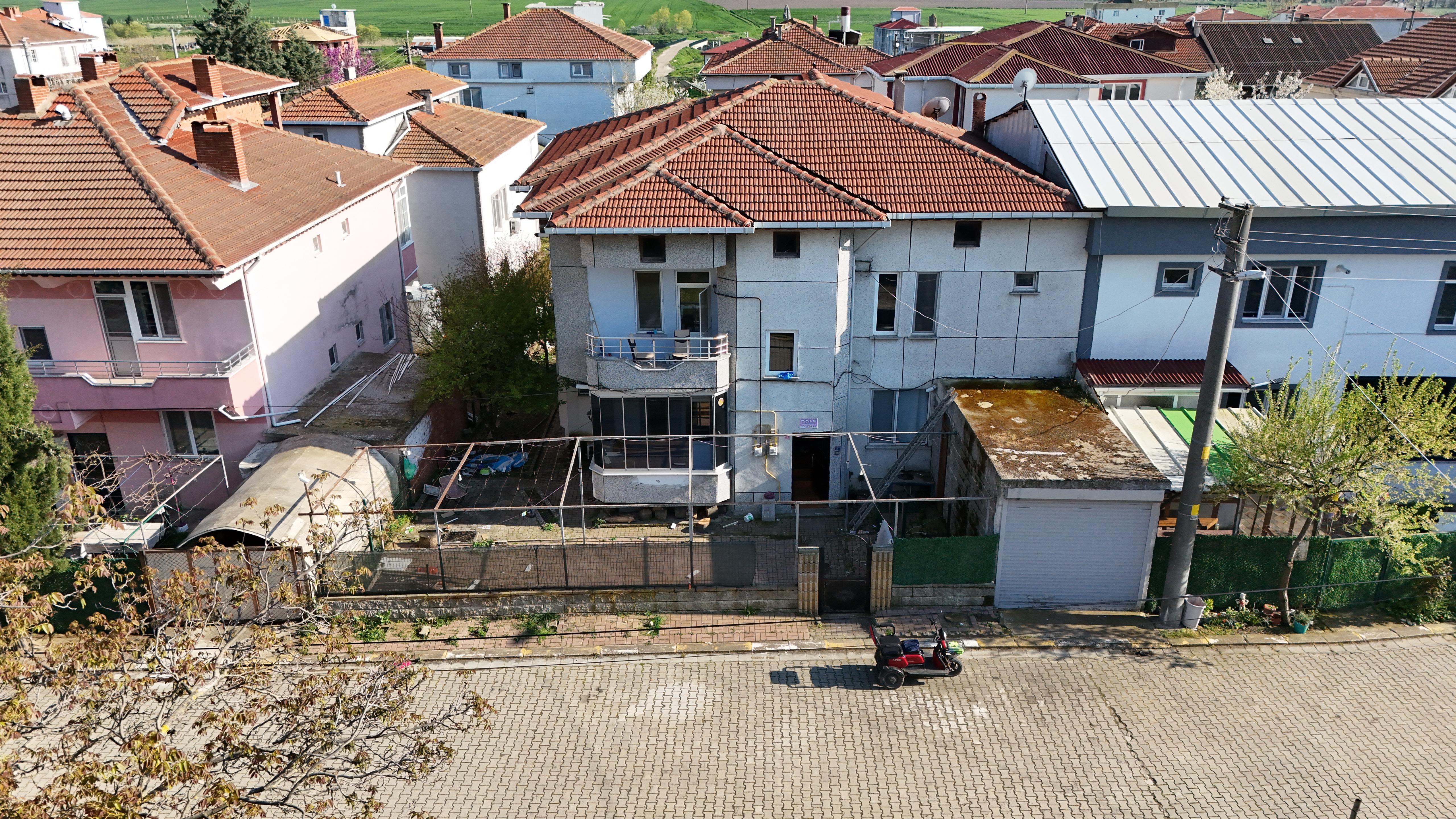 BÜYÜKKARIŞTIRANDA FIRSAT! 3 KATLI BİNA + OTOPARKLI 268 M² ARSA