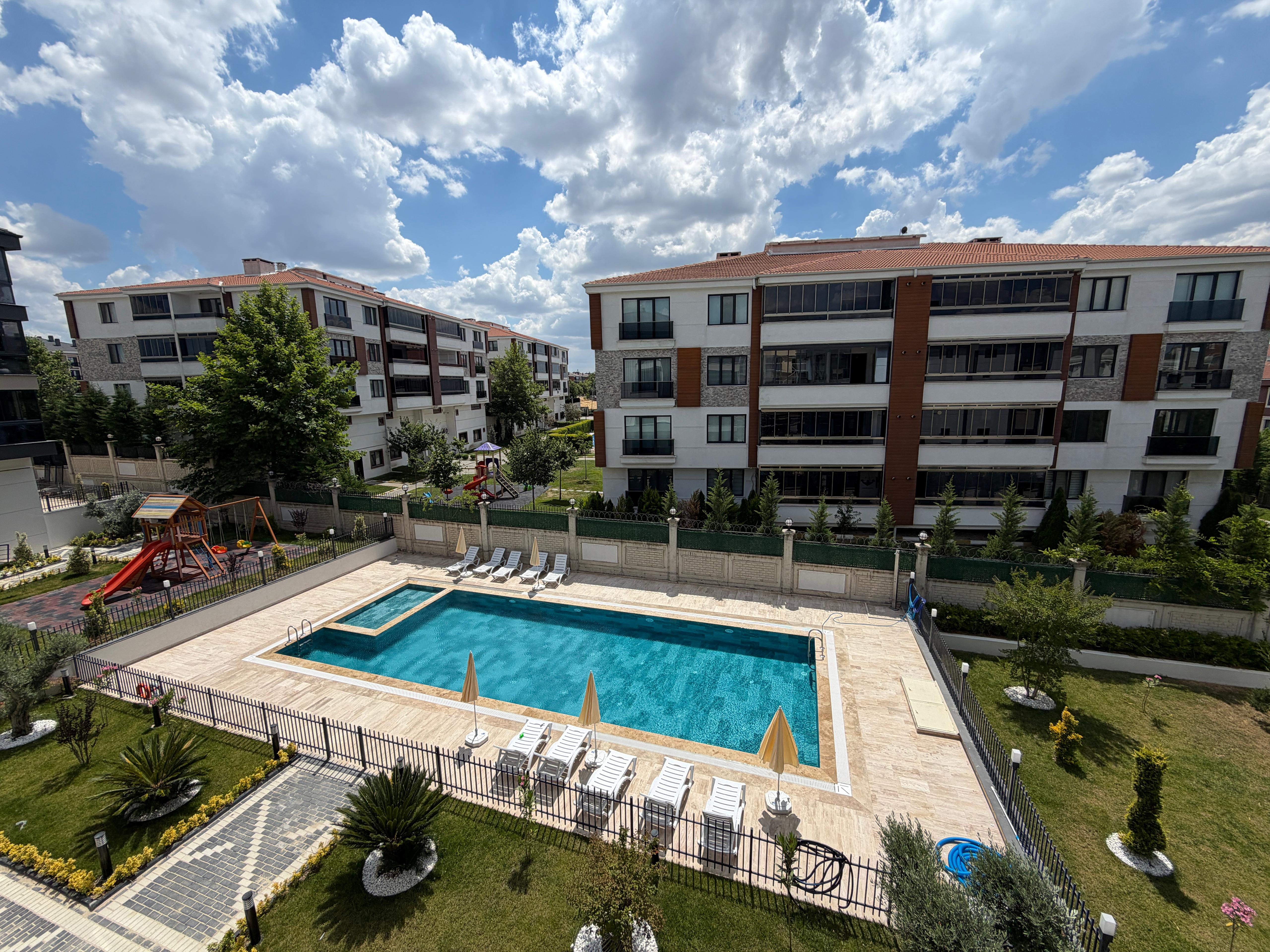 ARİS CADDE SİTESİNDE BAHÇE KATI 2+1 SATILIK DAİRE